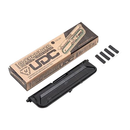 Il copri polvere Strike Industries AR Overmolded Ultimate offre una sigillatura superiore, installazione rapida senza attrezzi e resistenza alla ruggine per il tuo AR-15.