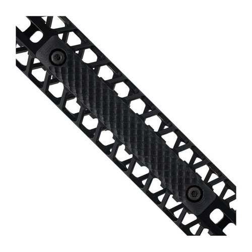 Die M-LOK PANEL 3 SLOT OPERATOR bieten dir eine rutschfeste Oberfläche mit einem einzigartigen Design, ideal für eine verbesserte Handhabung und Kontrolle.