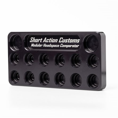 Avec le HEADSPACE COMPARATOR STAND de SHORT ACTION CUSTOMS, garde un brass non dimensionné comme référence pour vérifier facilement le headspace de tes cartouches.