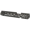 Les garde-mains M-Lok de Midwest Industries sont légers, robustes, et offrent un rail supérieur monolithique avec 5 points QD pour un montage facile d'accessoires.