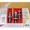 Il set di 3 die PACESETTER per 7MM STW include un Full Length Sizing Die, un Bullet Seating Die, un Factory Crimp Die e accessori per una ricarica precisa.