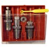 Il set di 3 die PACESETTER per .300 Remington Ultra Magnum include Full Length Sizing Die, Bullet Seating Die, e Factory Crimp Die, compatibile con tutte le presse di ricarica 7/8"-14.