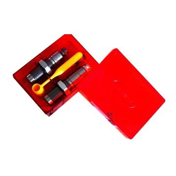 Il set di die RIFLE 2, 6.5 JAP PACESETTER include un Full Length Sizing Die, un Bullet Seating Die e accessori, garantendo precisione e qualità per i tuoi ricariche.