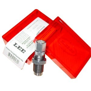 Le Lee Powder Thru Expanding Die charge la douille tout en élargissant l'embouchure. Idéal avec un powder funnel adapter ou les Auto Disk et Pro Auto Disk.