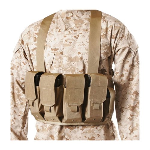Le Chest Pouches M16/M4 de BLACKHAWK te permet de transporter 4 chargeurs et 2 chargeurs de pistolet, idéal pour un accès rapide et une organisation optimale.