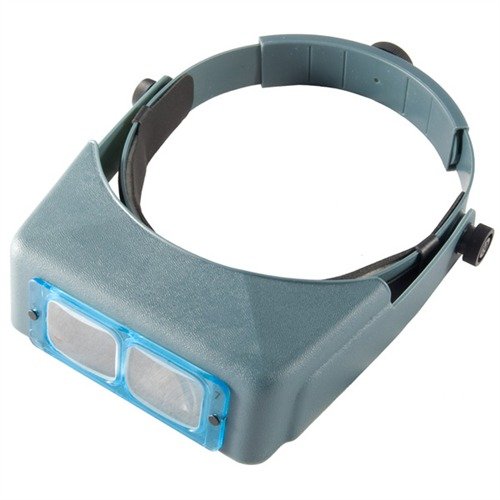 Avec l'OPTIVISOR No. 7, profite d'une loupe légère et confortable, ajustable, qui s'incline et s'adapte facilement sur tes lunettes pour une clarté précise.