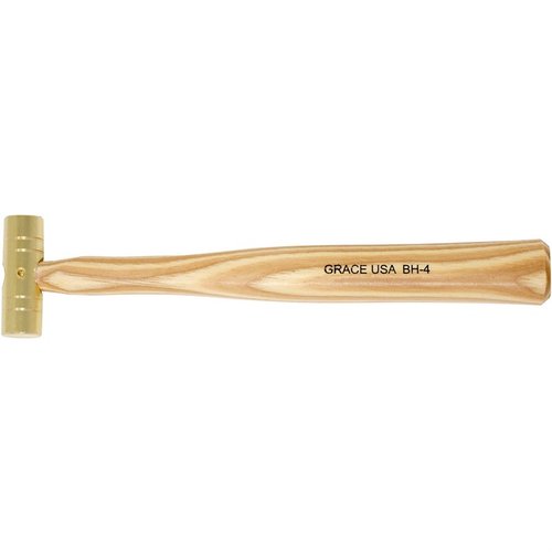 Le GUNSMITH'S BRASS HAMMER de Grace USA, en laiton poli et équilibré, offre une construction durable et des poignées en hickory ergonomiques pour un confort optimal.