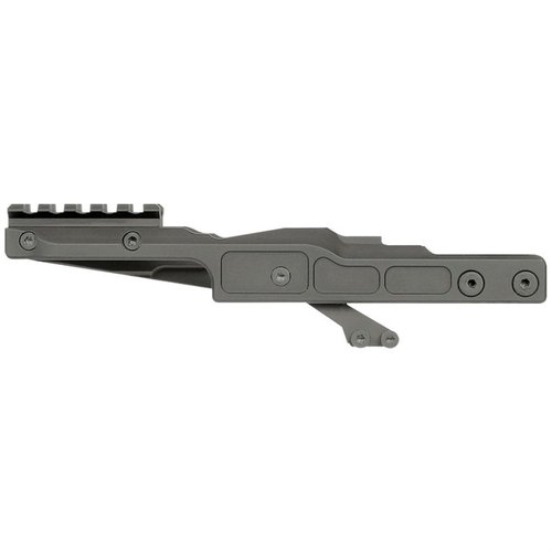 Le montage AK Alpha Series est ultra rigide, compatible uniquement avec les garde-mains MI Alpha, offrant un maintien solide et un co-witness 1/3.
