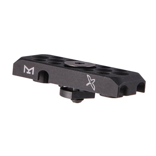 Das M-LOK Cable Management Panel schützt und leitet Kabel sicher, ist aus robustem 6061 Aluminium gefertigt und eignet sich für Kabel bis 0.140" Durchmesser.