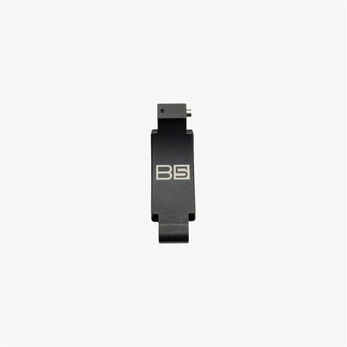 Il B5 Systems Bravo trigger guard offre un upgrade facile per l'AR-15, con un profilo ingrandito per l'uso con guanti in condizioni fredde e funzionalità a ribalta.
