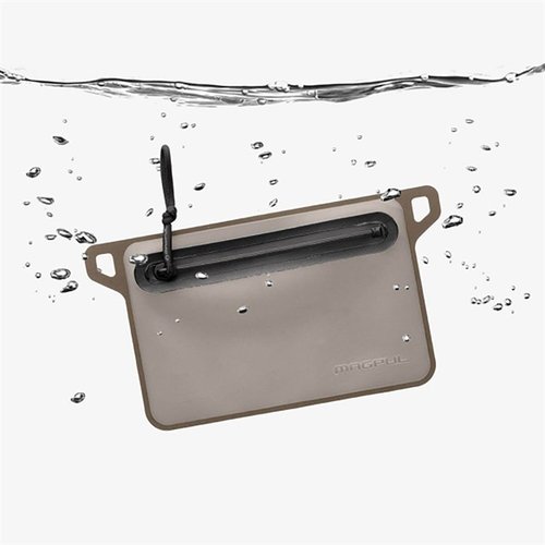Il DAKA Waterproof Window Pouch di Magpul offre impermeabilità totale, cerniere YKK resistenti e una finestra traslucida per identificare facilmente il contenuto.