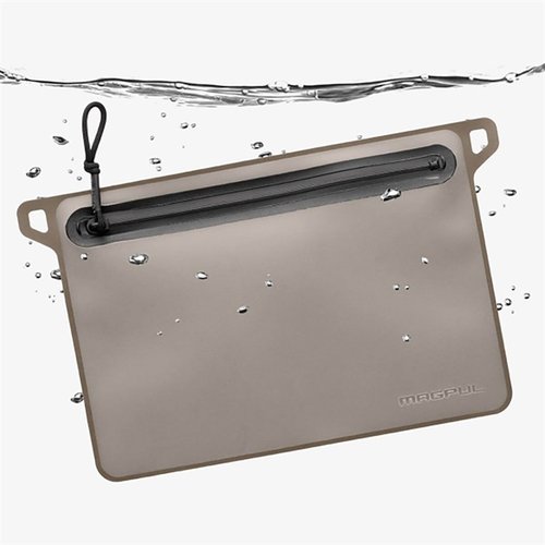 La DAKA Waterproof Window Pouch offre una protezione impermeabile al 100%, una chiusura YKK resistente e un pannello traslucido per identificare facilmente il contenuto.