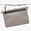 Die DAKA Waterproof Window Pouch von Magpul bietet 100% Wasserdichtigkeit, robuste YKK-Reissverschlüsse und eine transparente Fensterseite für einfache Identifikation.