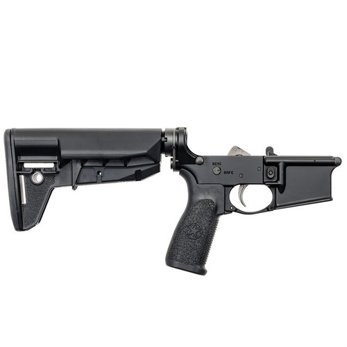 Der AR-15 Complete Widebody Lower Receiver mit BCM Mod 2 SOPMOD Stock bietet eine robuste Bauweise, verbesserte Ergonomie und vielseitige Anpassungsmöglichkeiten.