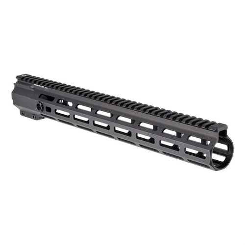 I nuovi SXT Handguards offrono un design elegante, sistema di attacco M-LOK a 7 lati e un punto di sling QD ambidestro, facili da installare e realizzati in USA.