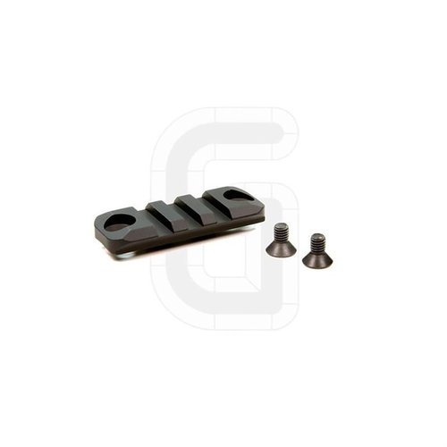 Le rail d'accessoire HK SMR de Geissele te permet d'ajouter facilement des accessoires Picatinny, comme des lampes et des poignées, en aluminium anodisé.