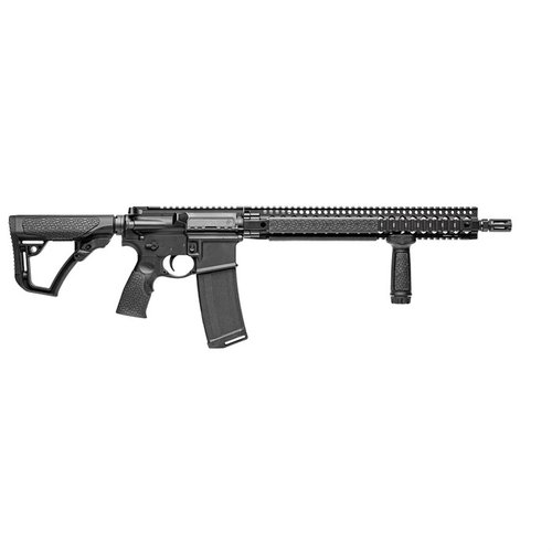 Il fucile DDM4 V9 offre una precisione superiore con un sistema di gas mid-length, un lungo rail picatinny e un caricatore da 32 colpi, ideale per tiratori moderni.
