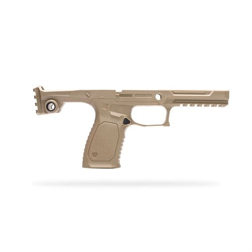 Il BRAVO CHASSIS per SIG SAUER P320 offre ergonomia migliorata, compatibilità con ottiche, magwell integrato e maniglia di ricarica ambidestra per un'esperienza di tiro ottimale.