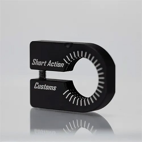 Il SOLO-LOC RING di SHORT ACTION CUSTOMS facilita l'impostazione della pressa Forster Co-Ax, evitando la rotazione del die e permettendo regolazioni precise e rapide.