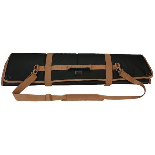 Il TACTICAL COMPETITION SHOOTING MAT offre comfort e stabilità con cuscinetti per gomiti e ginocchia, materiali resistenti all'acqua e grommet per il fissaggio.