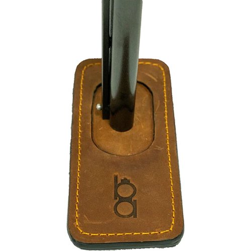 Le BOB ALLEN MAGNETIC BARREL PROTECTOR garde l'humidité et les débris hors de ton canon, se fixe magnétiquement à la bouche et est fabriqué en cuir robuste.