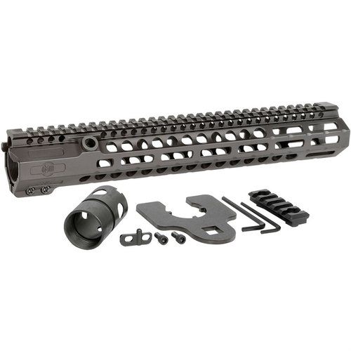 Le COMBAT RAIL HD M-LOK pour AR-15 offre une rigidité maximale, une stabilité accrue grâce à son barillet 4140 et des sockets QD en acier pour une solidité optimale.