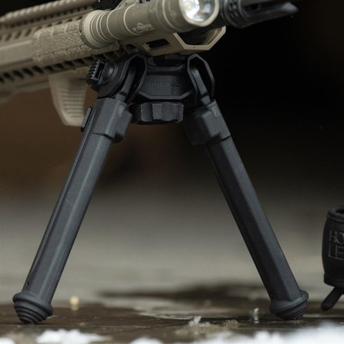 Il MOE QD Bipod per M-LOK è leggero, facile da installare senza attrezzi e offre supporto stabile con gambe regolabili da 7" a 10" per una maggiore versatilità.