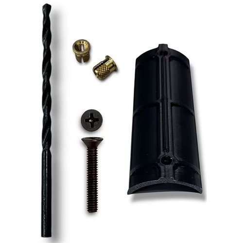 Améliore la stabilité de ton Universal Cheekrest avec des inserts en laiton, offrant une surface de serrage sécurisée et durable pour un ajustement facile.