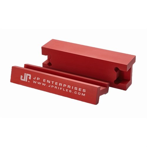 Les UNIVERSAL VICE CLAMPS de J P ENTERPRISES s'adaptent aux uppers AR-308 et AR-15, maintenant fermement le récepteur avec des aimants pour plus de stabilité.