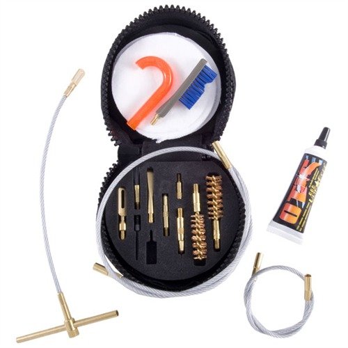 Le système de nettoyage professionnel OTIS est compact et complet, idéal pour nettoyer toutes tes armes de poing avec des outils de qualité et un rangement pratique.