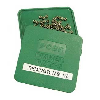 Die SQUARE PRIMER FLIPPER TRAY von RCBS bietet Platz für bis zu 300 kleine Zündhütchen, hat eine geriffelte Oberfläche für einfaches Laden und passt auch in grosse Federal Boxen.