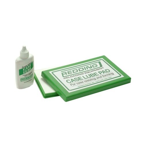 Il kit di lubrificazione Redding include un lube pad con piedi antiscivolo e una bottiglia da 2 oz di lube originale, ideale per operazioni di resizing e forming.