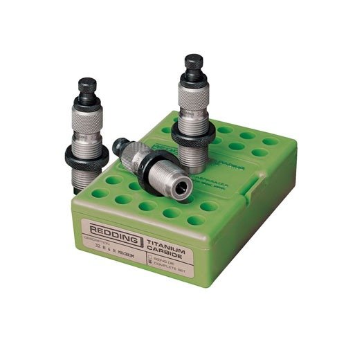 Il set di die in carburo Redding offre una superficie liscia e non-galling per il resizing lubeless delle cartucce, ideale per 45 Colt e 454 Casull.