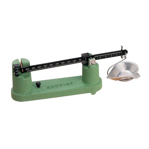 La balance Redding No. 2 Master offre une capacité de 505 grains, des lectures précises grâce à son faisceau à amortissement magnétique et un plateau pour peser les poudres.