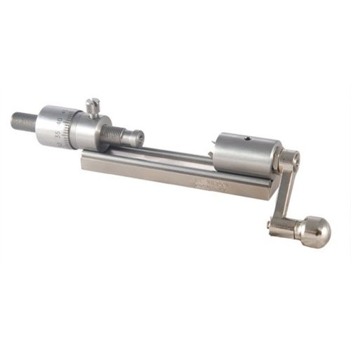 Il trimmer L.E. Wilson in acciaio inossidabile consente regolazioni rapide in .001" con un micrometro integrato, perfetta allineamento e versatilità per rifilare casi.