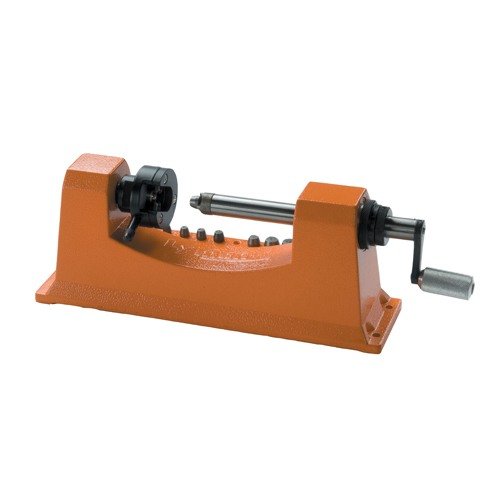 Il LYMAN UNIVERSAL CARBIDE CASE TRIMMER offre precisione e durata con un Cutter Head in Carbide, maneggiando qualsiasi calibro da .17 a .458 senza collets.