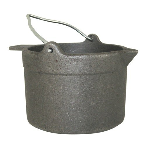 Il pot in ghisa da 10 lb di LYMAN è resistente e stabile, perfetto per fondere il piombo con qualsiasi fonte di calore, dotato di beccuccio anti-goccia e manico robusto.