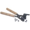 Die MOULD HANDLES von LYMAN bieten einen sicheren Griff für alle Lyman Einzel- und Doppelkammerformen. Die Holzgriffe isolieren vor Hitze und der robuste Metallrahmen sorgt für Stabilität.