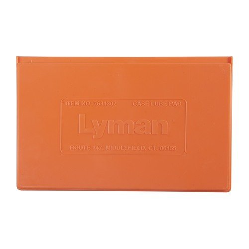 Il CASE LUBE KIT di LYMAN offre un pad di lubrificazione grande, 2 fl. oz. di Lyman Case Lube e manico ergonomico con spazzole intercambiabili per calibro.
