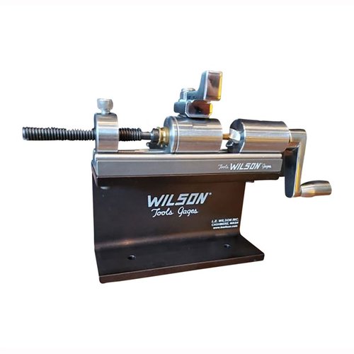 Das Wilson Case Length Trimmer Kit ist ideal für .17 - .45 Kaliber, langlebig mit Edelstahl/TiN-Beschichtung und einfach einstellbarem Stop Screw. Made in the U.S.A.