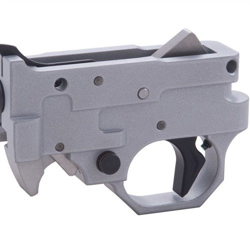 Améliore ton tir avec le RUGER® 10/22® TRIGGER GUARD 2000, un boîtier en aluminium CNC pour un déclenchement précis et constant, avec des pièces prêtes à l'emploi.