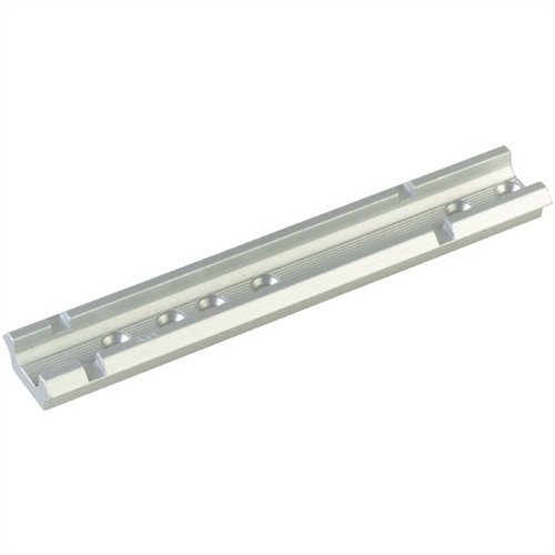 Les bases légères en aluminium Weaver s'adaptent à une large gamme de fusils, de fusils de chasse et de pistolets, offrant solidité et compatibilité.